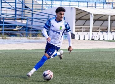Léo Porfírio treina com a bola em preparação do Santo André para enfrentar o São José