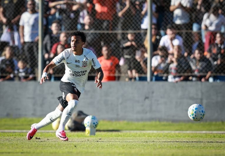 Kaio César, jogador do Corinthians, após passar a bola