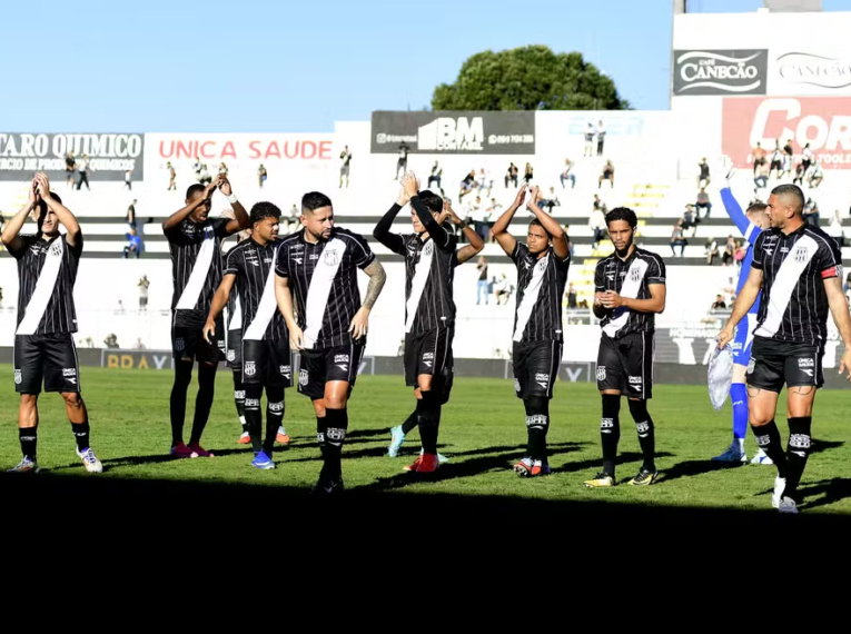 Elenco da Ponte antes de jogo da Série B — Foto: Marcos Ribolli