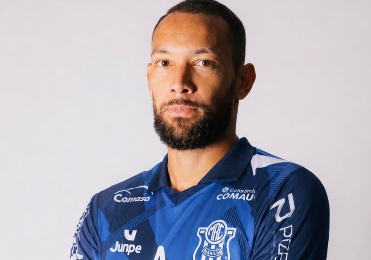 Luis Augusto, novo goleiro do Marília - Foto: Divulgação / Modificado por IA