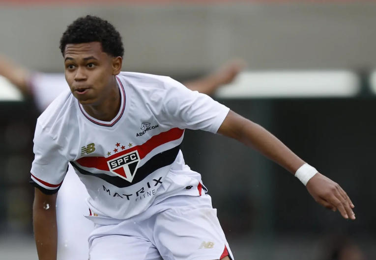 imagem da materia: São Paulo encaminha empréstimo de Paulinho para time de Portugal