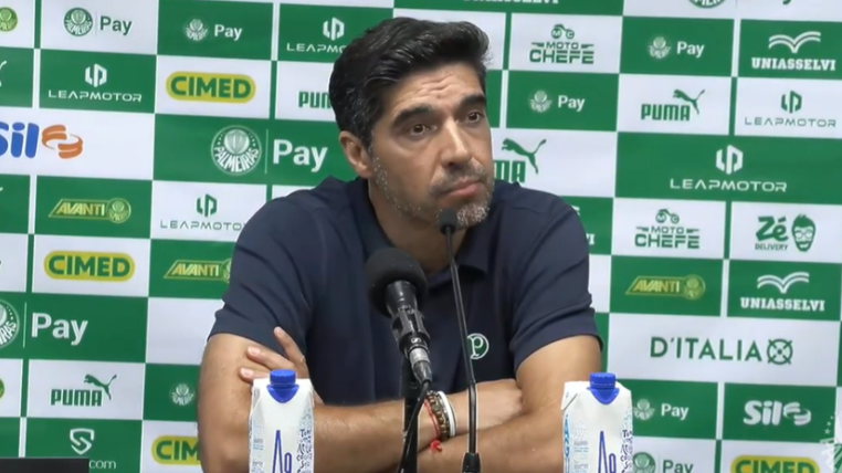 Abel Ferreira critica gramado da Vila Belmiro após empate com o Santos