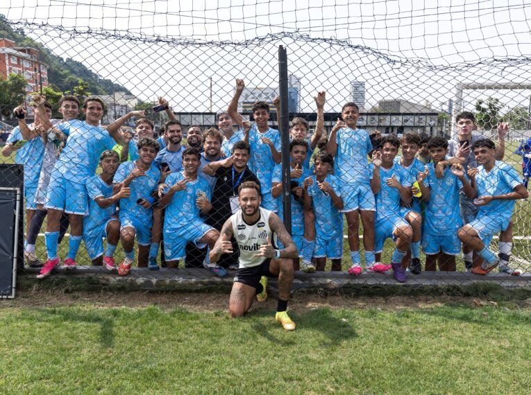 Crias do Marília com Neymar, no CT do Santos - Foto: NR Sports