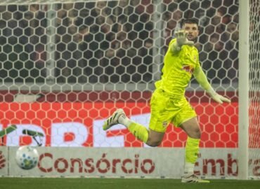 Após falha comprometedora, Tiago Volpi dá a volta por cima e faz grande jogo contra Athletico