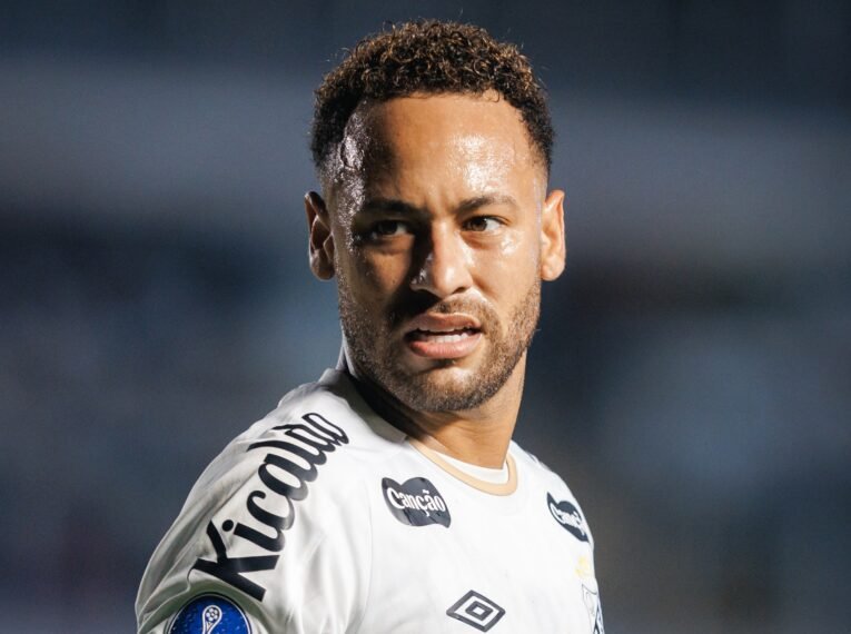 Após a virada contra o Macará-EQU em casa, o camisa 10 do Peixe falou sobre as cobranças que o elenco vem recebendo da torcida. Insatisfeito com a falta de apoio, Neymar Jr desabafou dizendo: