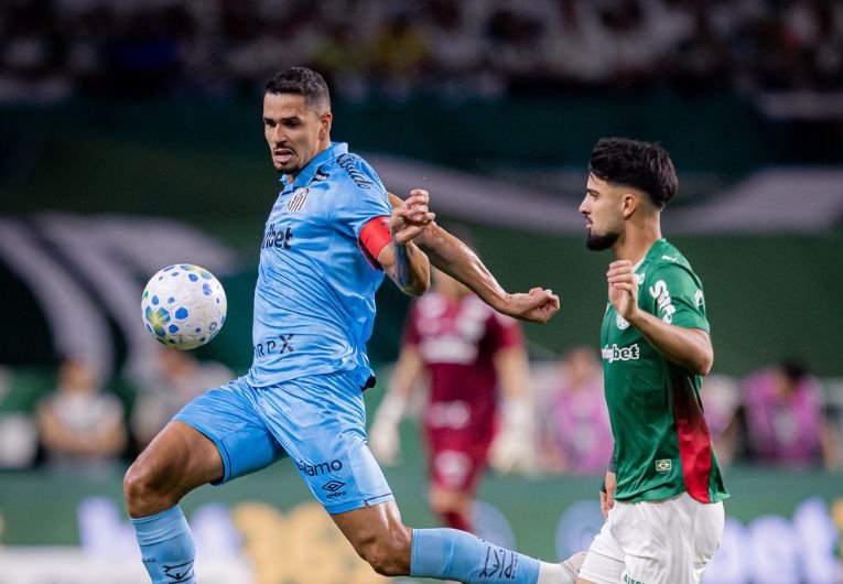 Lucas Veríssimo e Flaco López disputam bola em Clássico da Saudade