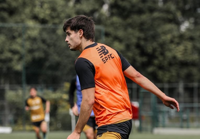 Jogador do São Paulo treina no CT da Barra Funda