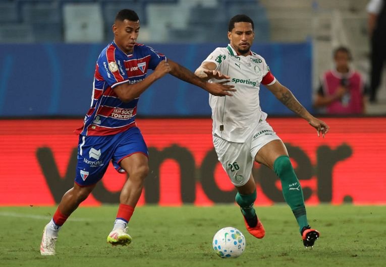 Jogador do Palmeiras e do Fortaleza disputam a bola na Copa do Brasil