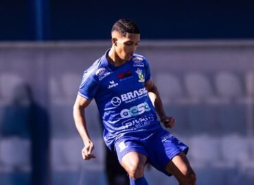 jogador Cauã Soares jogando com a bola no pé vestindo a camisa do Santo André
