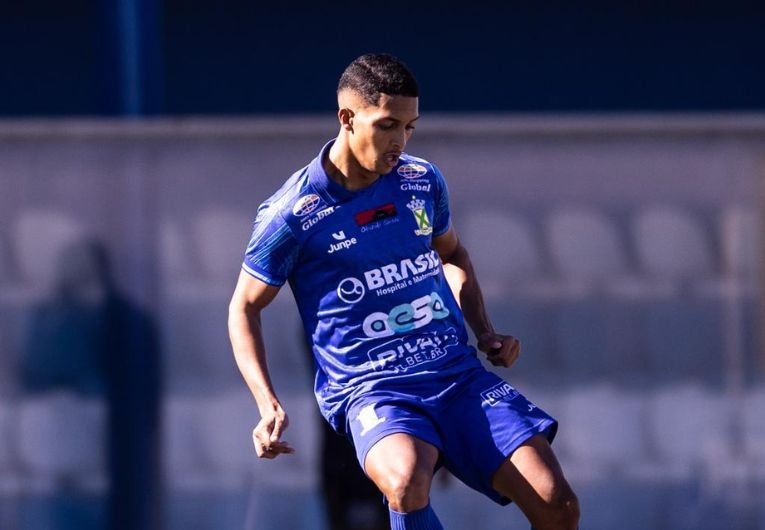 jogador Cauã Soares jogando com a bola no pé vestindo a camisa do Santo André