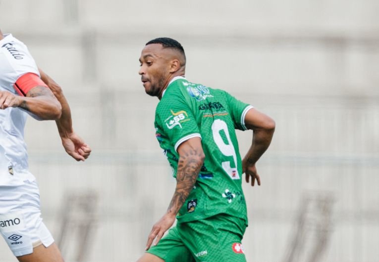 Bruninho em disputa de bola no amistoso entre União São João e Santos