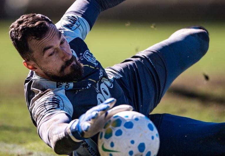Walter defendendo a bola em chute de atacante do Mirassol