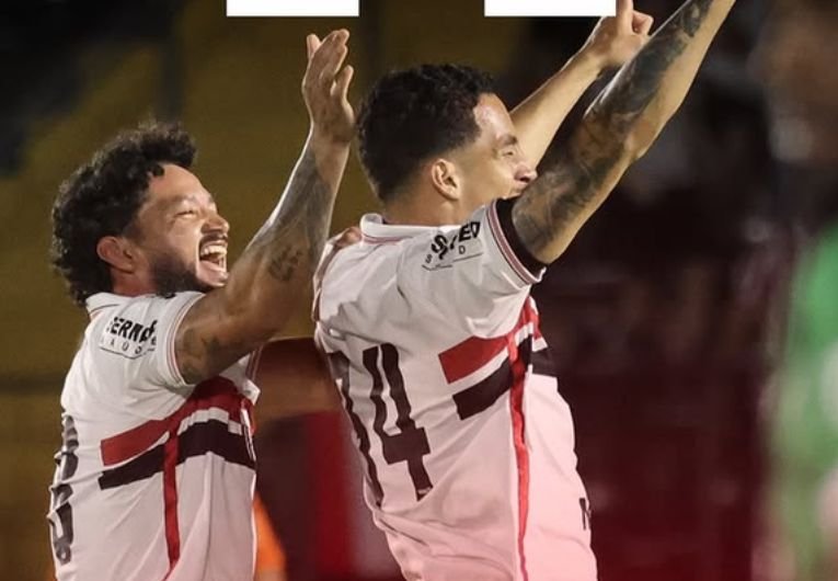 Jogadores do Botafogo-SP comemorando gol