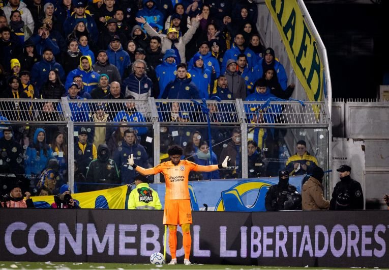 Hugo Souza, do Corinthians, acusou a torcida do Rosario Central de racismo