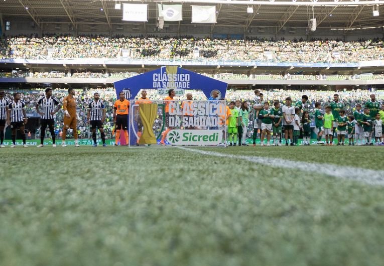 Jogo entre Palmeiras e Santos valendo o Troféu Clássico da Saudade