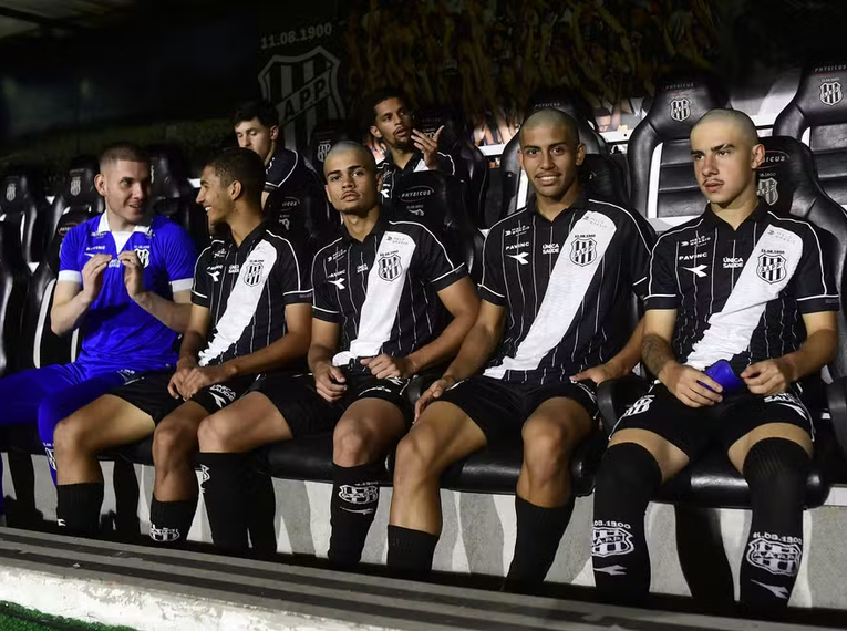 Jogadores da base da Ponte Preta no último jogo — Foto: Marcos Ribolli