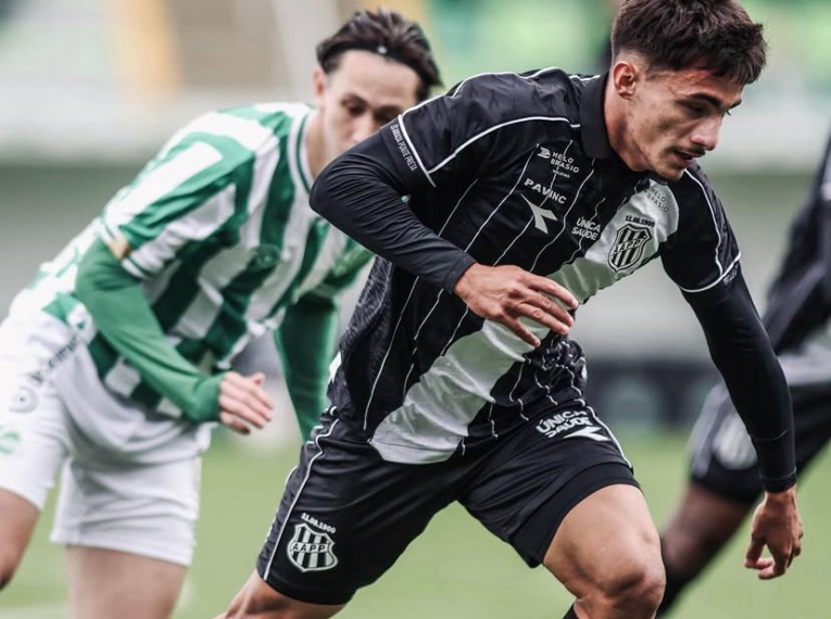 Júlio, lateral da Ponte Preta