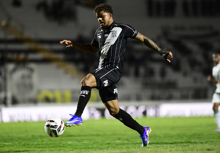 Kevyson, lateral da Ponte Preta - Foto: Marcos Ribolli