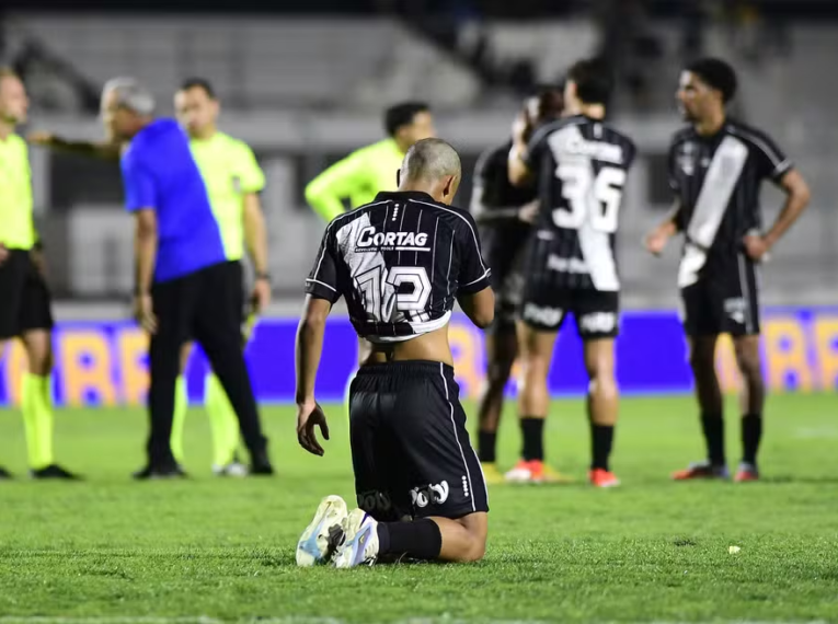 Matheus Souza paga promessa em estreia pela Ponte Preta — Foto: Marcos Ribolli