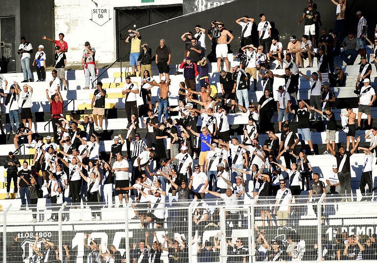 Torcida da Ponte Preta no Moisés Lucarelli - Foto: Marcos Ribolli