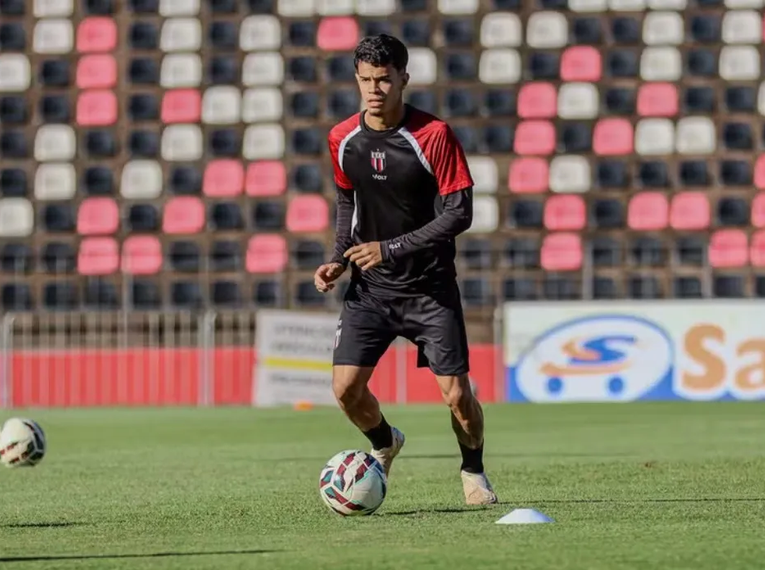 Pedrinho em treino do Botafogo-SP - Foto: João Victor Cristovão/Agência Botafogo