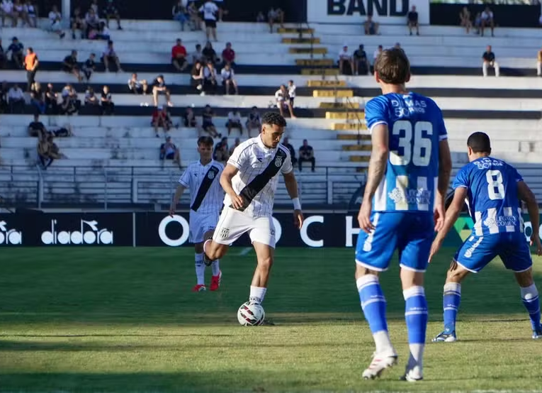 André Lima em ação pela Ponte Preta contra o Avaí — Foto: Igor Henrique / PontePress