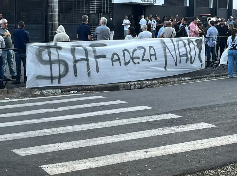 Protestos contra a SAF no Majestoso — Foto: Reprodução Redes Sociais