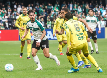 Reinaldo critica arbitragem brasileira em duelo com Coritiba “É uma ‘perna’ danada”