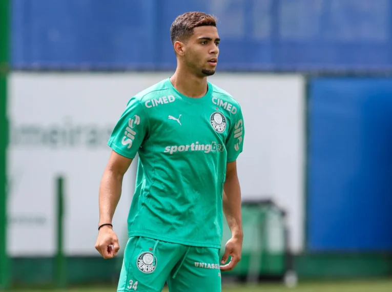 Arthur, lateral do Palmeiras, que encaminhou renovação de contrato até 2030