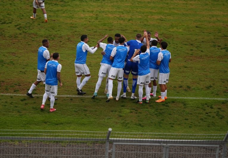 Ponte Preta comemora gol contra o CRB pela Série B