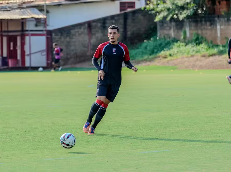Henrique Teles, lateral-esquerdo do Botafogo-SP — Foto: João Victor Cristovão/Agência Botafogo