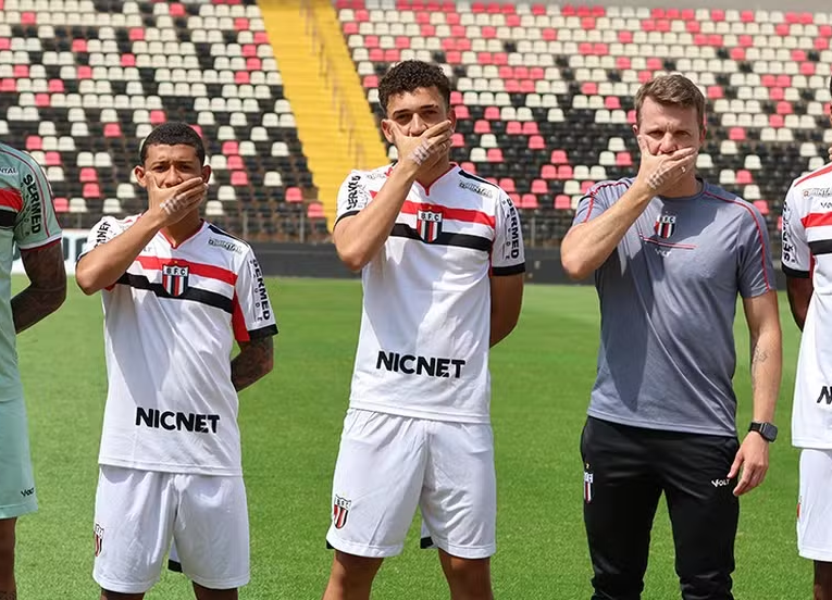 Ação realizada pelo sub-20 do Botafogo-SP — Foto: Divulgação/Agência Botafogo