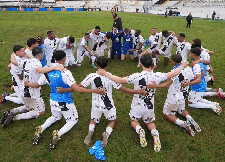 Elenco da Ponte Preta se ajoelha no gramado após vitória - Foto: Igor Henrique/PontePress
