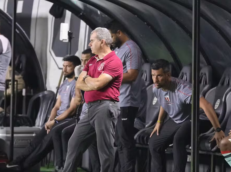 Cláudio Tencati em Botafogo-SP x Athletic-MG na Série B — Foto: Luiz Fernando Cosenzo/Agência Botafogo