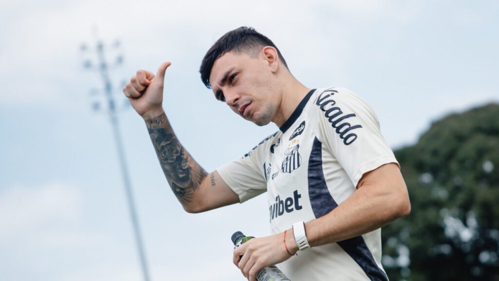 Lesão Escobar: Lateral se recupera e pode ser titular no clássico