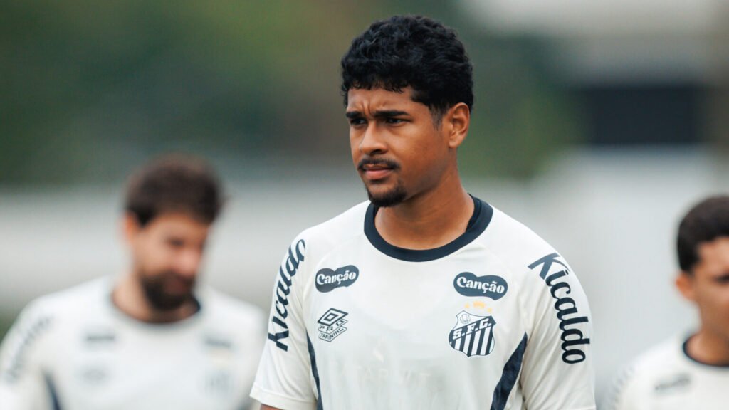 João Ananias perde espaço no elenco do Santos e amarga sequência no banco