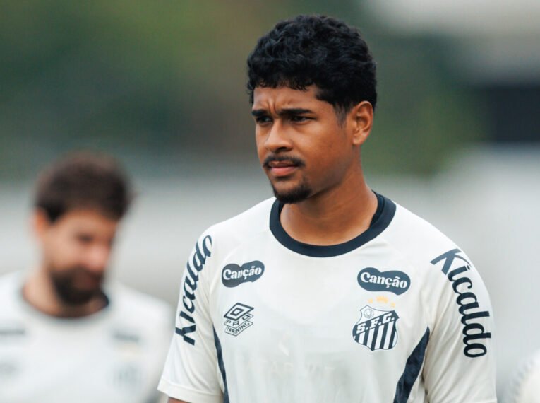 João Ananias perde espaço no elenco do Santos e amarga sequência no banco