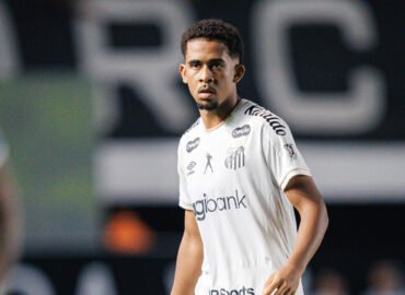 Menino da Vila pode receber nova oportunidade e deve ser o titular no clássico de hoje (28)