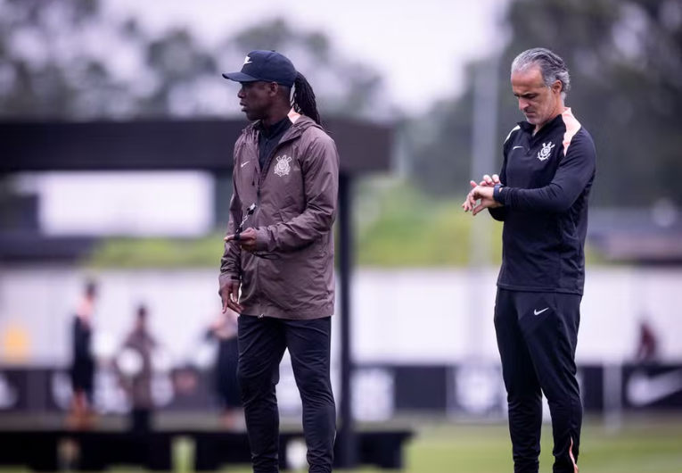 Corinthians tem cinco ausências na atividade desta quinta-feira; Memphis Depay e Gabriel Paulista devem ficar fora do duelo de sábado, enquanto outros três jogadores são dúvidas.