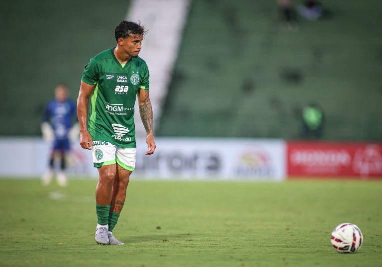 imagem da materia: Guarani 2027: Clube tem prazo para definir futuro de Carlos Eduardo e situação financeira dificulta