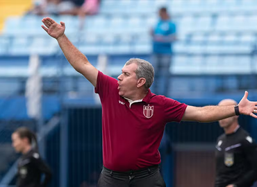 Cláudio Tencati, técnico do Botafogo-SP, durante partida contra o Avaí pela Série B — Foto: Léo Piva/Agência Botafogo/Divulgação