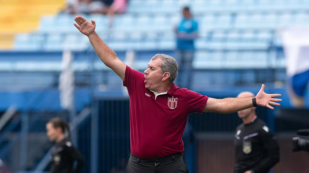 Cláudio Tencati, técnico do Botafogo-SP, durante partida contra o Avaí pela Série B — Foto: Léo Piva/Agência Botafogo/Divulgação