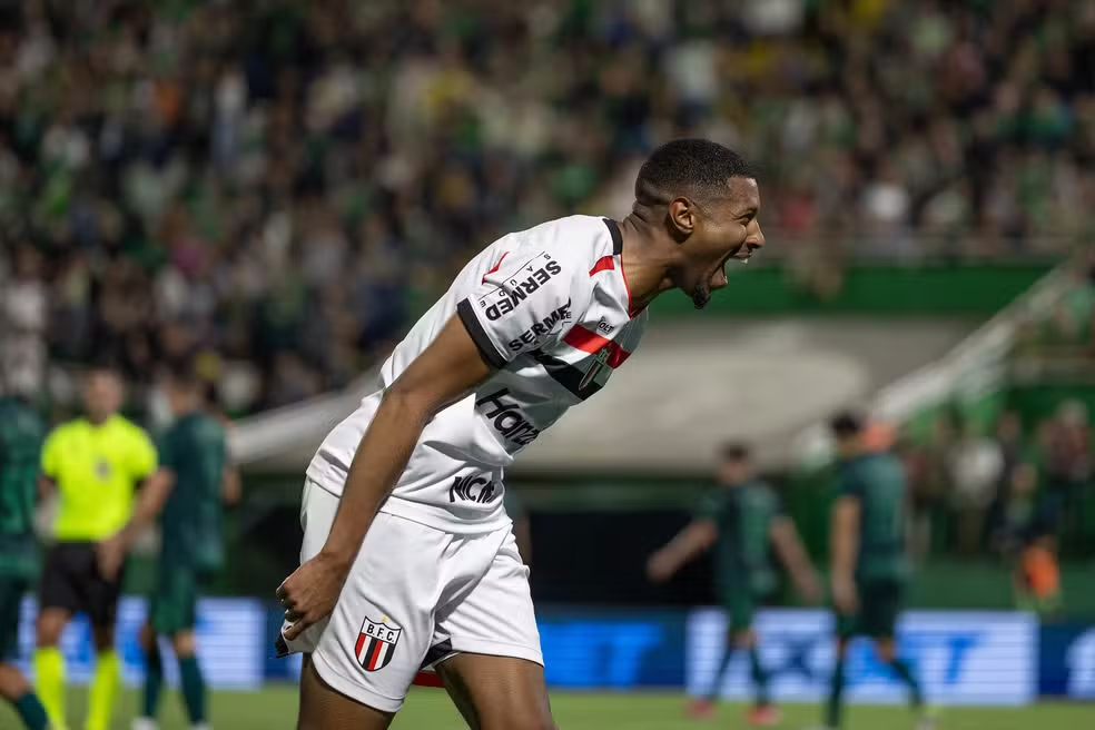 Vilar celebra gol do Botafogo-SP contra a Chapecoense na Série B de 2025 — Foto: Liamara Polli/Agência Botafogo/Divulgação