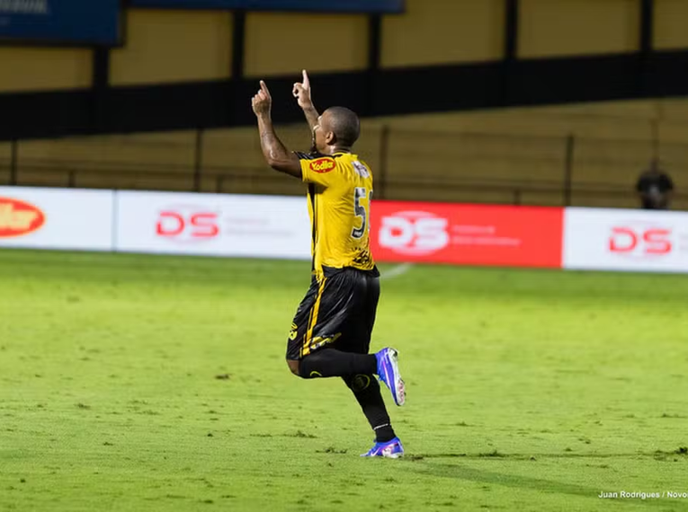 Juninho marca na vitória contra o Goiás, seu ex-clube — Foto: Juan Rodrigues/Novorizontino