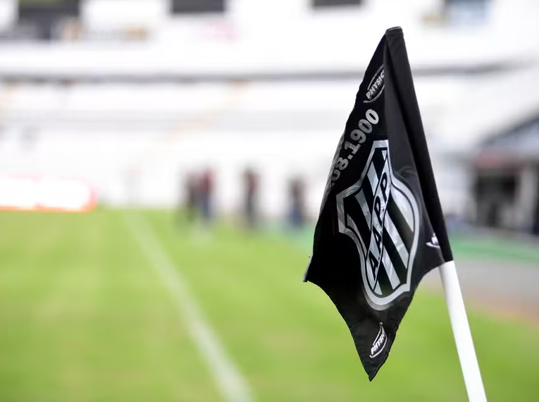 Bandeira da Ponte Preta no estádio Moisés Lucarelli - Foto: Marcos Ribolli