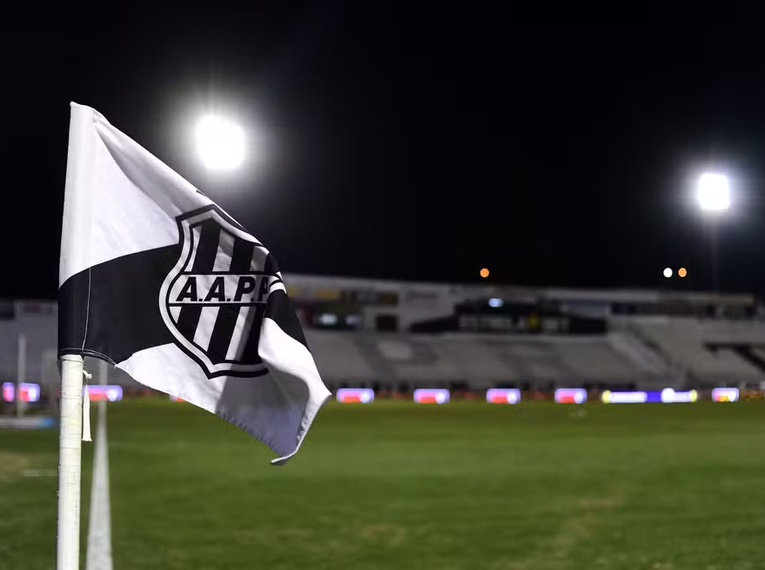 Bandeira da Ponte Preta no estádio Moisés Lucarelli — Foto: Marcos Ribolli/PontePress