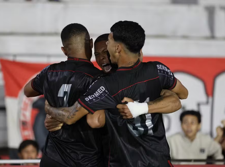 Elenco do Botafogo-SP celebra vitória contra o Ceará — Foto: João Victor Menezes de Souza/Agência Botafogo