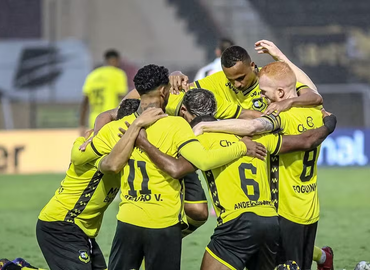 Elenco do São Bernardo comemora gol contra a Ponte Preta — Foto: Janes Carvalho