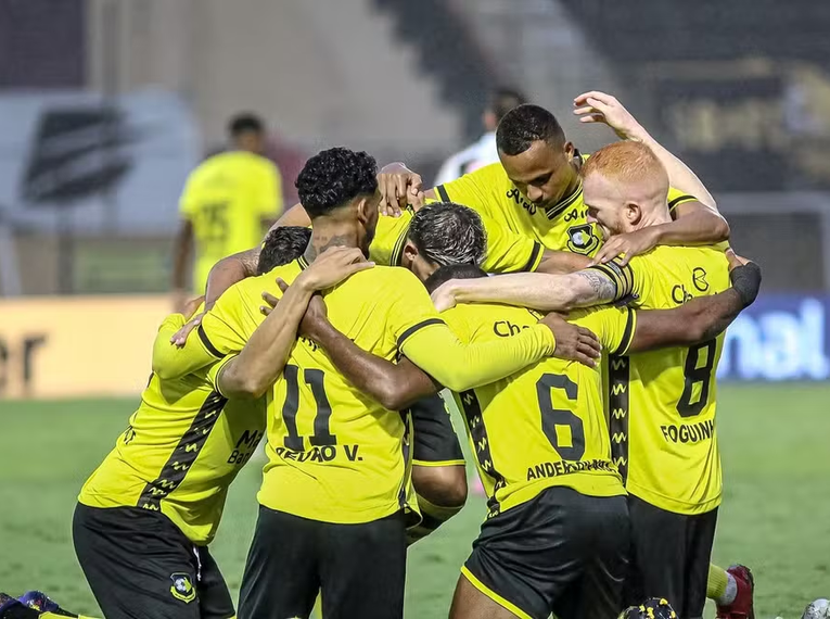 Elenco do São Bernardo comemora gol contra a Ponte Preta — Foto: Janes Carvalho