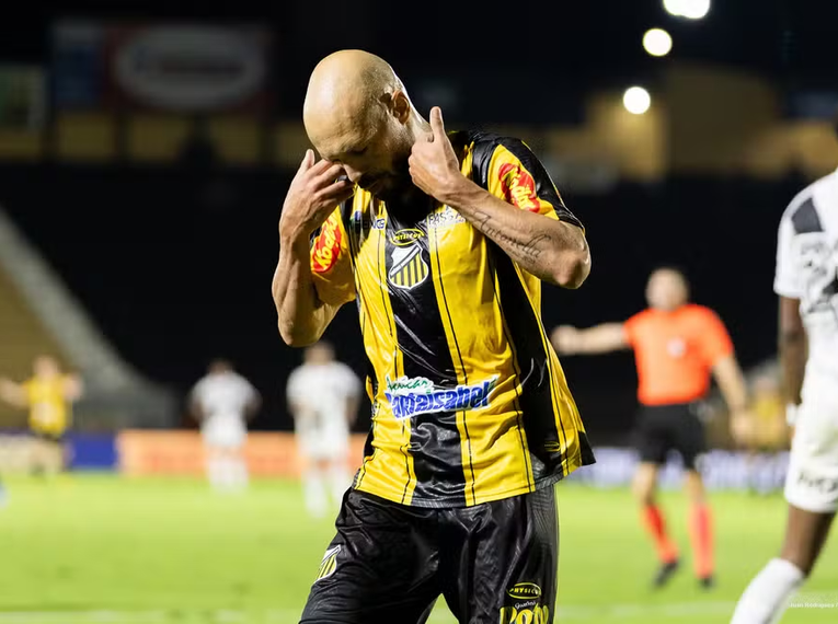 Carlão "tira a zica" com gol marcado contra a Ponte Preta — Foto: Ozzair Jr./Novorizontino